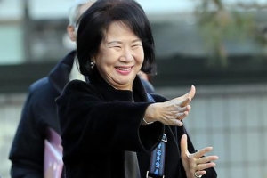 [포토] 지지자들과 인사 나누는 손혜원 의원