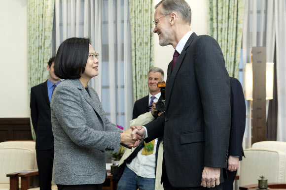 대만 총통 선거에서 승리한 차이잉원(왼쪽) 총통이 12일 타이베이의 총통 집무실에서 윌리엄 브렌트 크리스텐센 미국재대만협회(AIT·대만 미국대사관 격) 소장의 당선 축하 인사를 받고 있는 사진을 대만 총통 집무실이 공개했다. 차이 총통은 대선 역사상 최다 득표로 당선된 지 하루도 지나지 않아 중국의 반발을 무릅쓰고 미국 고위 관리를 만났다. 대만 독립 의지와 미국·대만 간 우의를 과시하려는 의도로 풀이된다. 타이베이 AP 연합뉴스