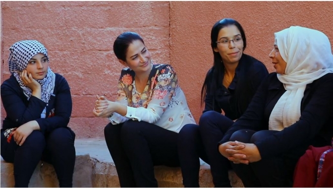 시리아 쿠르드독 정치인 헤브린 칼라프(왼쪽 두번재)가 주민들의 의견을 듣고 있는 모습. BBC캡처