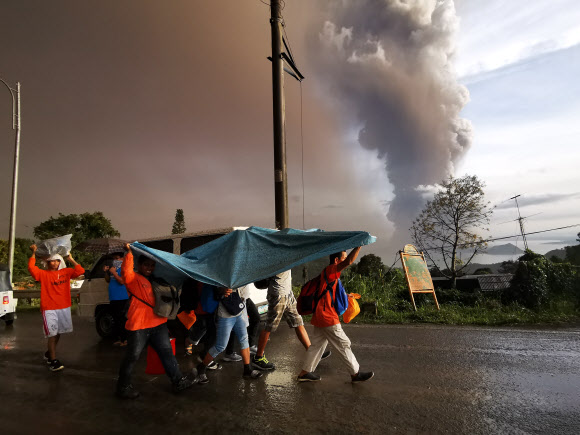 천 뒤집어쓰고 화산재 피하는 필리핀 시민들