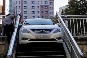 음주운전도 모자라 ‘계단’ 돌진…30대男 현행범 체포