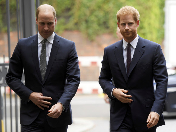 지난 2017년 9월 5일 윌리엄(왼쪽) 왕세손과 해리 왕자가 화재 참사를 겪은 런던 그렌펠 피해자를 지원하는 커뮤니티 시설을 방문하기 위해 도착하고 있다. AP 자료사진 연합뉴스