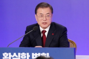 문 대통령 “남북·북미대화, 비관할 단계 아니다…대화 문 안 닫아”