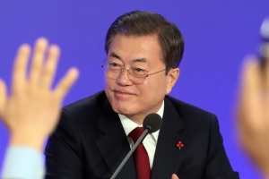 문 대통령 “임기 후 잊혀진 사람으로 돌아갈 것…현실정치 않고 싶어”