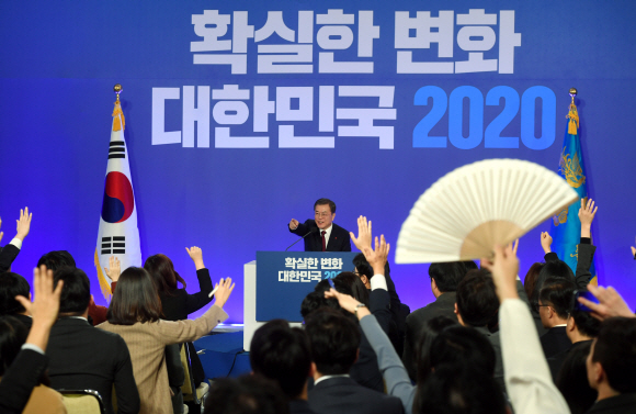 문재인 대통령이 14일 청와대 영빈관에서 열린 신년기자회견에서 질문자를 지목하고 있다. 2020.1.14. 도준석 기자 pado@seoul.co.kr