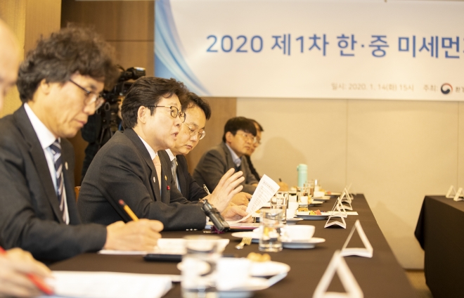 조명래(왼쪽에서 두번째) 환경부장관이 14일 서울 중구 한국프레스센터에서 열린 ‘2020 제1차 한·중 미세먼지 전문가회의’에서 올해 추진될 청천계획 등에 대해 논의했다. 환경부 제공   
