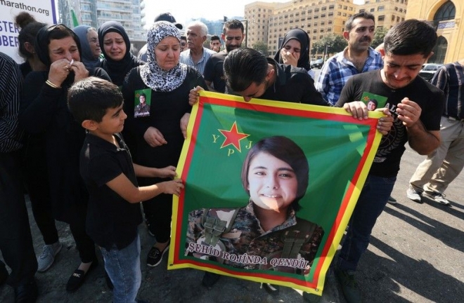 레바논에 거주하는 쿠르드족들이 지난해 10월 12일(이하 현지시간) 시리아 북부에서 무장괴한들에게 살해 당한 헤브린 칼라프의 영졍을 들고 오열하고 있다. 베이루트 로이터 연합뉴스
