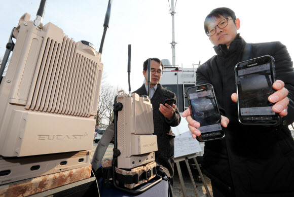 14일 세종시 밀마루전망대에서 열린 세계 최초 4세대 이동통신(LTE) 기반 재난안전통신망 구축 시연행사에서 관계자들이 장비를 이용해 통신 상태를 점검하고 있다. 세종 연합뉴스