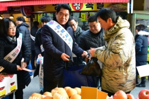 [현장 행정] “할인받고 상인 돕는 상품권” ‘관악사랑’ 홍보맨의 장보기