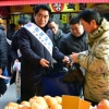 [현장 행정] “할인받고 상인 돕는 상품권” ‘관악사랑’ 홍보맨의 장보기