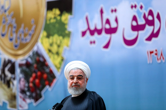 하산 로하니 이란 대통령이 14일 테헤란에서 농민들과 회합을 갖던 중 연설하고 있다. 이란 대통령실 제공 EPA 연합뉴스 