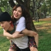 현아♥던, 공원에서 행복한 시간 ‘나 업어줘~’ [EN스타]