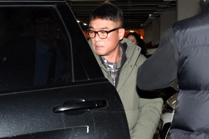 ‘성폭행 의혹’ 김건모 강남경찰서 출석…질문에는 ‘묵묵부답’
