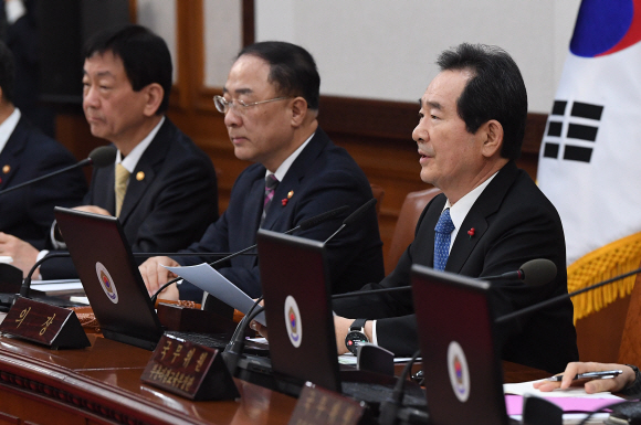 정세균 국무총리가 15일 정부서울청사에서 열린 국무회의를 주재하고 있다. 2020.1.15 오장환 기자 5zzang@seoul.co.kr