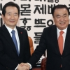 [서울포토] 악수하는 정세균 국무총리와 문희상 국회의장