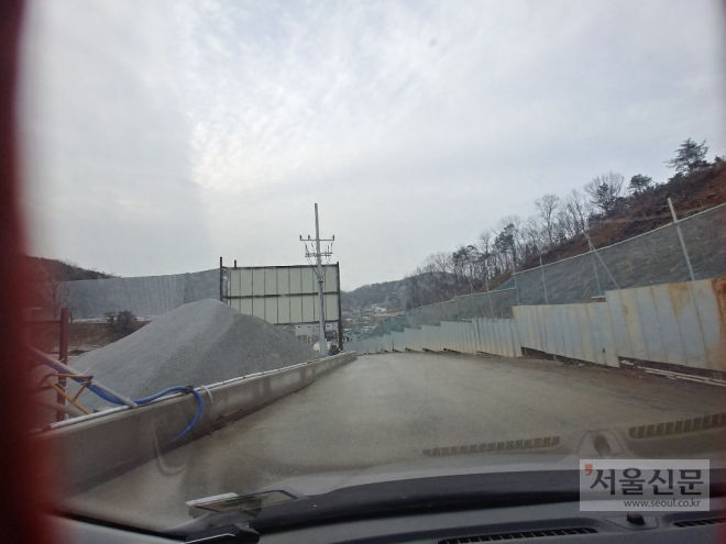 김포시 고정리 보전관리지역에 설치·가동 중인 골재선별 파쇄장 내부 모습.