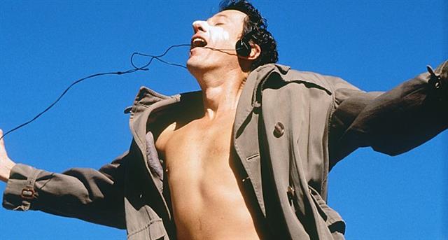 극장 개봉했던 영화들이 설 연휴 이후 다시 관객을 만난다. 천재 피아니스트 데이비드 헬프갓을 그린 ‘샤인’은 다음달 개봉을 앞두고 있다.