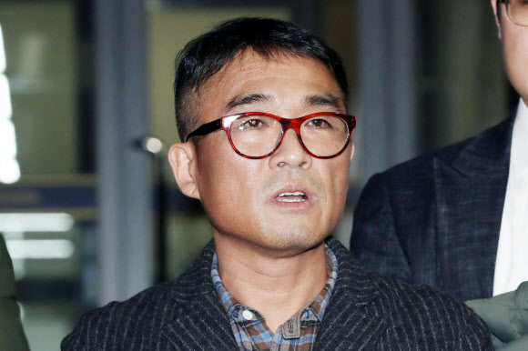 경찰조사 마친 ‘성폭행 혐의’ 김건모