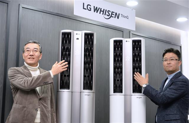 LG전자가 ‘휘센 씽큐 에어컨’ 신제품을 발표한 16일 이감규(왼쪽) LG전자 에어솔루션사업부장 부사장과 임정수 한국B2B마케팅담당이 포즈를 취하고 있다. LG전자 제공