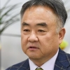 [단독] 與 지역구 비워주고 선관위는 “사퇴 무관”…송재호 모시기 논란