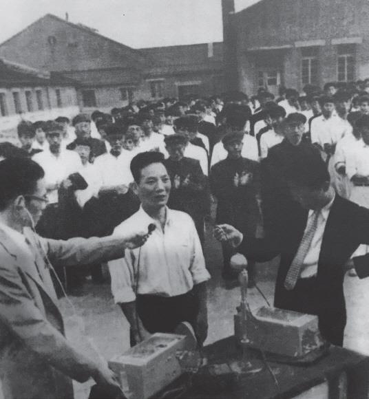 1956년 6월 푸순전범관리소에서 일본인 수감자들이 일본 방송기자와 인터뷰를 하면서 일제의 만행을 증언하고 있다. 서해문집 제공