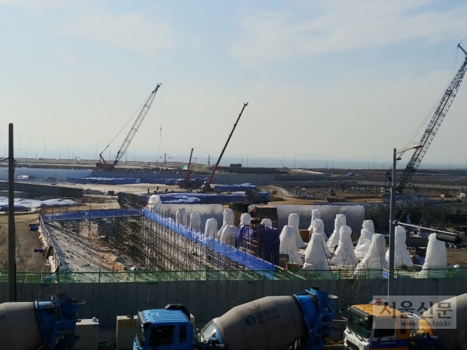 거북섬 일대에 세계 최대 인공서핑장 조성 공사가 한창이다.
