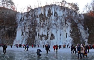 지난해 철원 한탄강에서 꽁꽁 얼어 붙은 얼음 위에서 참가자들이 트레킹을 즐기고 있다. 철원군 제공