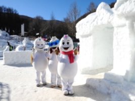 지난해 태백산 눈꽃축제장을 찾은 관람객들이 즐거운 한때를 보내고 있다. 태백시 제공