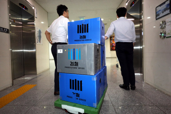 지난해 9월 광주 민간공원 2단계 특례사업 비리 의혹 관련해 광주시청 압수수색에서 검찰 수사관이 압수품을 옮기고 있는 모습. 이 과정에서 정종제 행정부시장의 선거법 위반 혐의가 불거졌다. 서울신문DB 