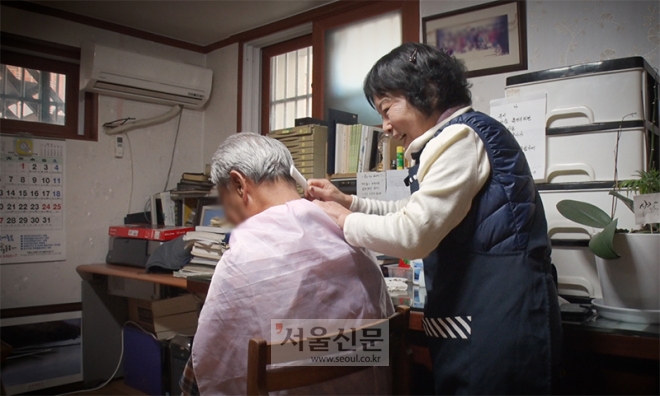 재가요양보호사 전순미(가명)씨가 지난 13일 서울 강북구 수유동에 있는 장기요양보험 수급자 이모(86) 어르신 집을 방문해 돌봄 서비스를 하고 있다.