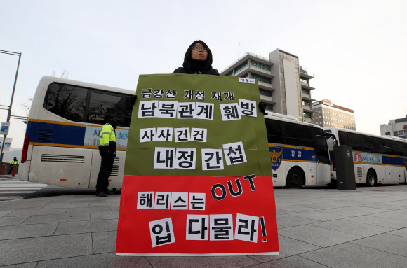 시민단체 ‘평화와통일을여는사람들’  회원이 17일 서울 종로구 주한미국대사관 앞에서 해리 해리스 미국대사를 규탄하는 1인시위를 하고 있다. 연합뉴스