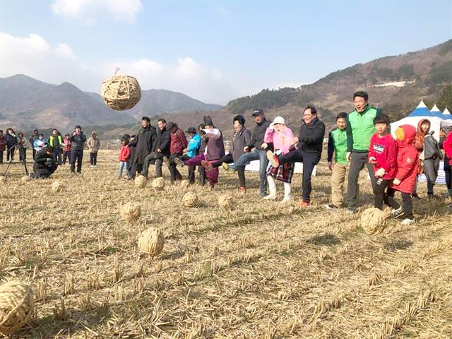 경남 하동군 평사리 들판에서 다음달 15·16일 이틀간 평사리 논두렁 리그’ 축구대회가 열린다.