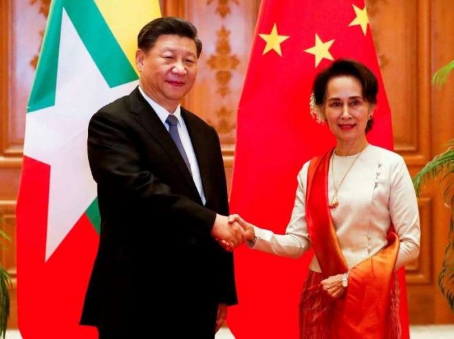미얀마를 국빈 방문 중인 시진핑(왼쪽) 중국 국가주석이 미얀마 지도자 아웅산 수지 여사가 18일 대통령궁에서 악수하고 있다. 중국 최고 지도자의 미얀마 방문이 19년 만이지만 시 주석의 이름에 대한 페이스북의 번역 실수로 빛이 바랬다. 네피도 AP연합뉴스