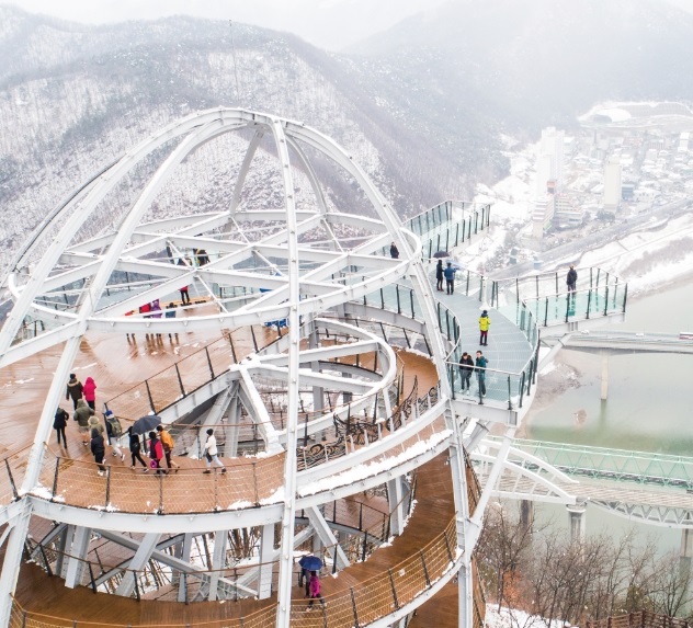 충북 단양군의 대표 관광지인 만천하스카이워크. 단양군은 만천하스카이워크 등 관광지 10곳에 무료 공공 와이파이를 구축했다.단양군 제공.