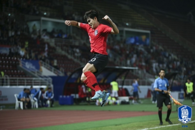 지난 19일 요르단과의 아시아 U-23 챔피언십 8강전에서 버저비터 결승골을 터뜨린 뒤 그라운드를 뛰어오르며 세리머니를 펼치고 있는 한국 축구 U-23 대표팀의 이동경.KFA 제공 