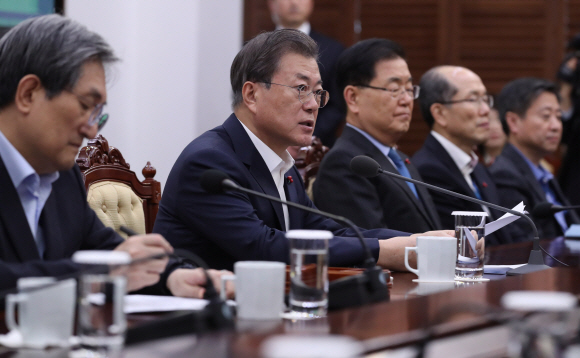 문재인 대통령이 20일 오후 청와대 여민관에서 열린 수석보좌관 회의에 참석해 머리발언을 하고 있다. 2020. 1.20 도준석 기자pado@seoul.co.kr