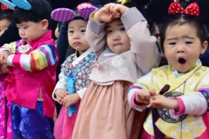 “할아버지 할머니 새해 복 많이… 하~암”
