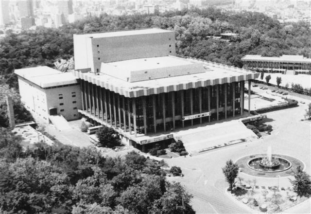 1973년 10월 17일 서울 남산 중턱에서 문을 연 국립극장 해오름극장은 오랜 기간 권위의 상징이었다. 국립극장 제공