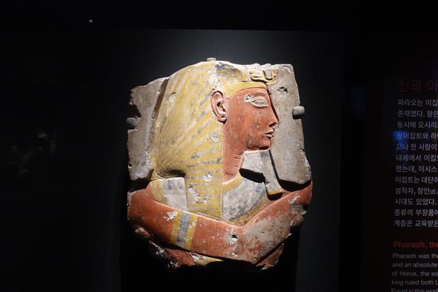 람세스 2세를 그린 석회암 부조. 신왕국 제19왕조, 기원전 1279-1213년. 아비도스 출토