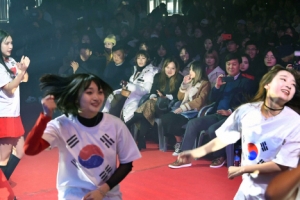 본고장에서 뽐내는 케이팝 실력