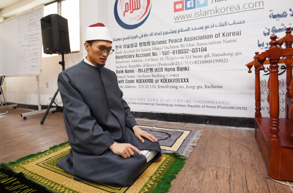 박동신 이맘이 인천평화성원에서 예배를 보고 있다.