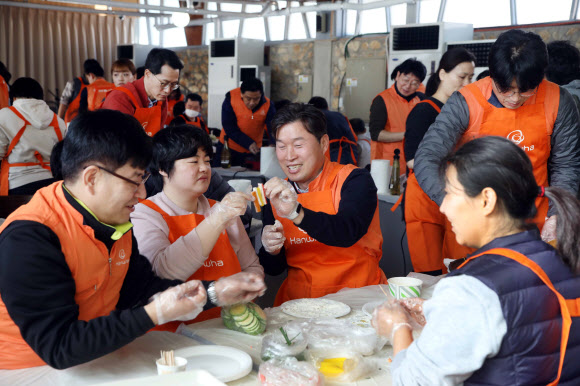 한화그룹 임원들이 21일 인천 강화군의 한 복지시설을 방문해 발달장애인들과 함께 설 음식을 만들고 있다.  한화그룹 제공