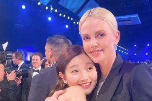 “소녀팬 모드” 박소담, 샤를리즈 테론에 ‘격한 포옹’[EN스타]