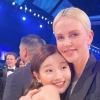 “소녀팬 모드” 박소담, 샤를리즈 테론에 ‘격한 포옹’[EN스타]
