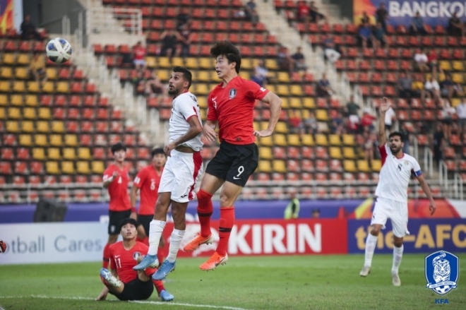 지난 19일 태국 방콕에서 열린 아시아 U-23 챔피언십 8강전에서 한국 대표팀의 조규성이 요르단을 상대로 선제골을 터뜨리고 있다. 선수들 뒤편으로 거의 대부분 비어 있는 관중석이 보인다. KFA 제공