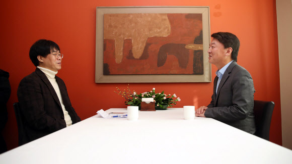 바른미래당 안철수(오른쪽) 전 의원이 21일 서울 정동의 한 식당에서 김경율 전 참여연대 집행위원장과 만나 이야기를 나누고 있다. 연합뉴스