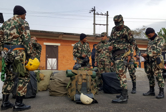 네팔 군인들이 지난 21일 포카라에서 한국인 실종자를 찾기 위해 떠날 준비를 하고 있다. 연합뉴스