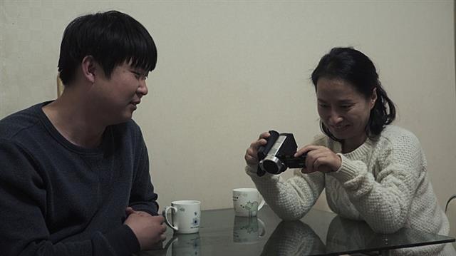 캠코더에 담긴 흩어진 가족 ‘작은 빛’