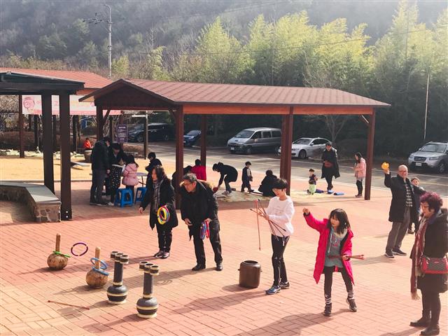 설 연휴를 맞아 울산 대곡박물관을 찾은 시민들이 투호를 하고 있다.
