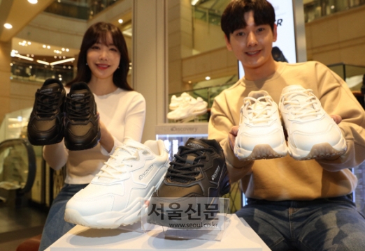 디스커버리 ‘디워커’ 운동화 어때요